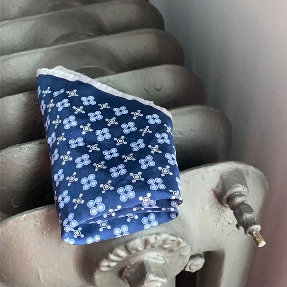 Micheal Kors pocket square - Picture 4 of 4